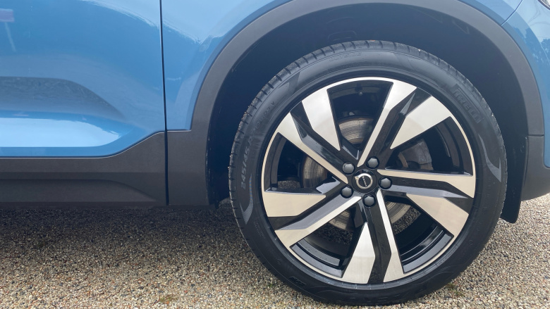 Volvo XC40 2.0 B4P Ultra Dark 5dr Auto Petrol Estate